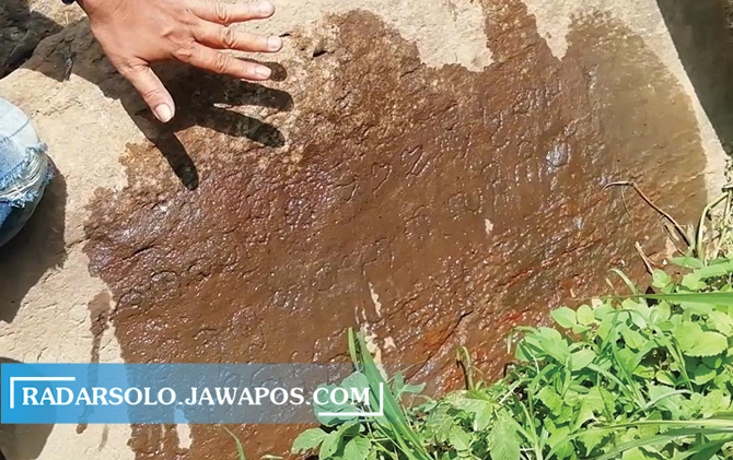 Guratan pada batu prasasti yang teridentifikasi sebagai huruf Jawa kuno. Batu prasasti ini ditemukan di tengah kebun tebu milik warga di Dusun Wonosegoro, Desa Cepogo, Kecamatan Cepogo, Boyolali.