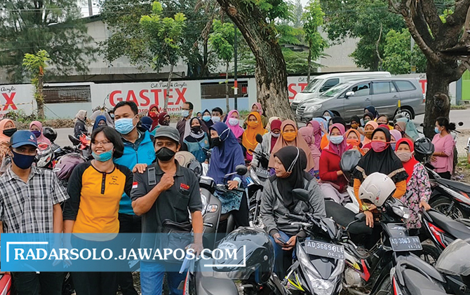 Buruh pabrik tekstil di Desa Purwosuman, Kecamatan Sidoharjo menggelar demo, Senin (14/6).