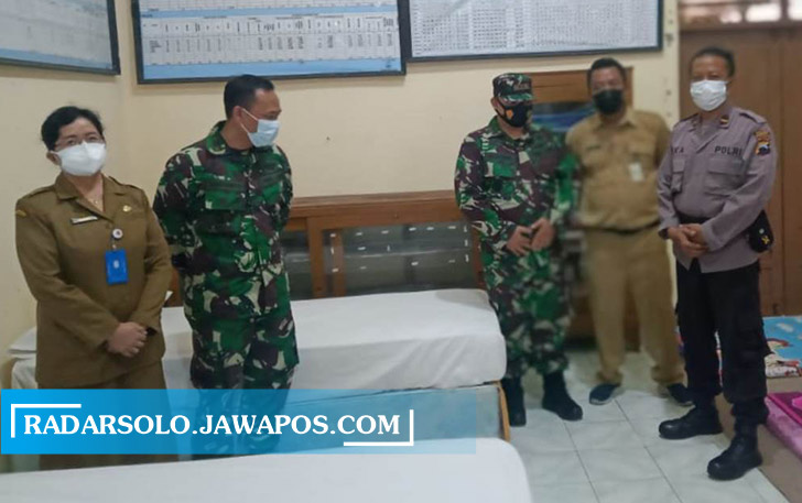 BERI ARAHAN: Dandim 0727/Karanganyar Letkol Inf Ikhsan Agung Widyo Wibowo (tengah) mengunjungi lokasi isolasi di Desa Dagen, Jaten, Senin (28/6). (RUDI HARTONO/RADAR SOLO)