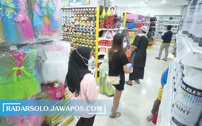 KOMPLET: Pengunjung berbelanja di Mr. DIY Palur Palsa. (ISTIMEWA)