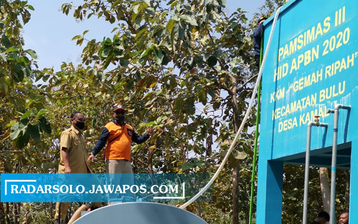 FASUM: Pamsimas membantu memenuhi kebutuhan air bersih warga yang terdampak kekeringan. (IWAN KAWUL/RADAR SOLO)