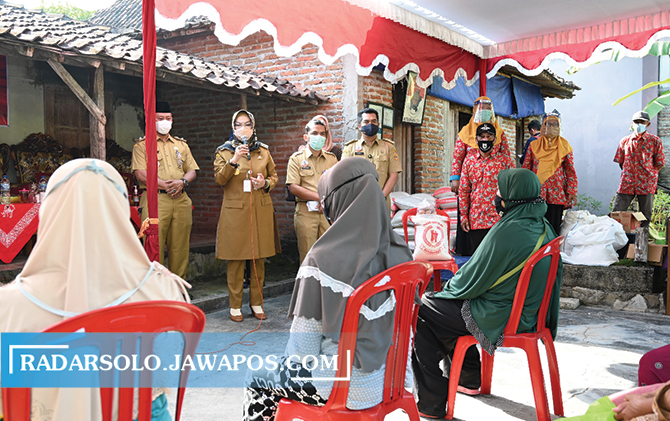 Bupati Sukoharjo Etik Suryani Pantau distribusi BPNT di sejumlah desa, Senin (31/5).