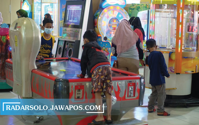 GEMBIRA: Anak-anak bermain di Mr. Games Palur Plasa. (ISTIMEWA)