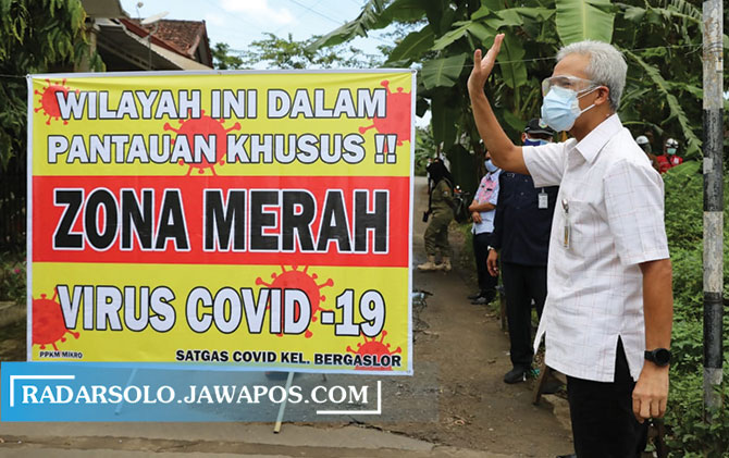 Gubernur Ganjar Pranowo melihat warga yang melakukan isolasi mandiri Covid-19 dan program Jogo Tonggo di Bergas, Kabupaten Semarang, Selasa (22/6).