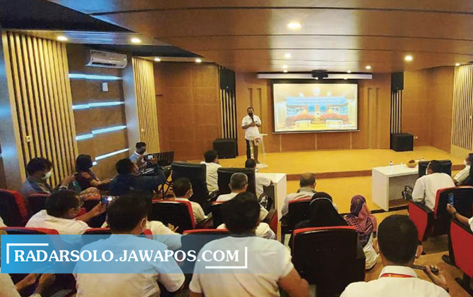 Uji coba pembukaan ruang audio visual di kantor Disarpus Karanganyar, kemarin (9/6).