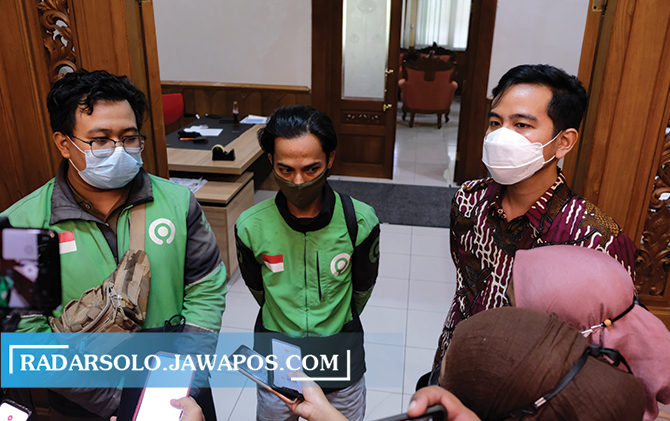 Wali Kota Surakarta Gibran Rakabuming Raka bersama dua driver ojol yang sempat viral karena mengantarkan miras. Saat ini, masalah tersebut sudah selesai.