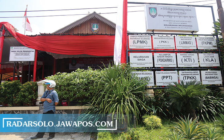 RENCANA DIMEKARKAN: Halaman depan Kantor Kelurahan Mojosongo. Rencananua kelurahan ini bakal dimekarkan menjadi tiga kelurahan.  (DAMIANUS BRAM/RADAR SOLO)