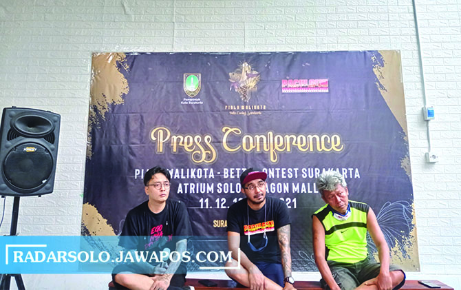 KOMPETISI: Persiapan pameran cupang piala wali kota Surakarta. (SEPTINA FADYA PUTRI/RADAR SOLO)