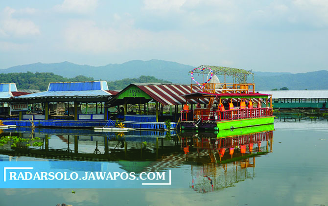WAHANA FAVORIT: Sejumlah perahu tradisional sedang bersandar di dermaga dan warung apung di objek wisata air Rowo Jombor, Desa Krakitan, Kecamatan Bayat, Klaten, kemarin (1/6). (ANGGA PURENDA/RADAR SOLO)