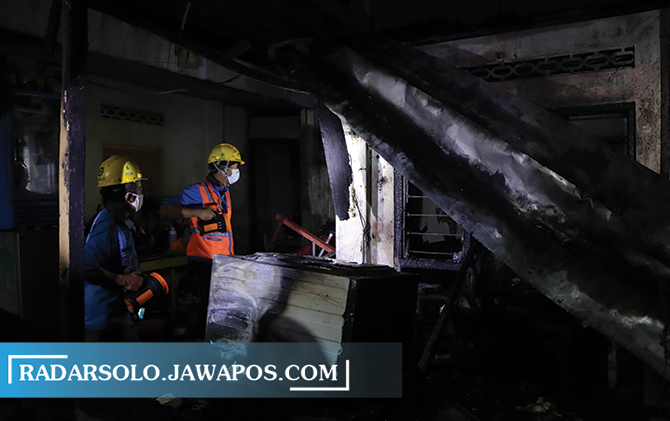 LUDES: Rumah warga di Sondakan, Laweyan yang dilalap si jago merah, Selasa (22/6) malam. (M. IHSAN/RADAR SOLO)