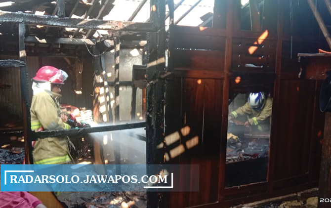 Petugas damkar saat menjinakkan api di rumah milik Sainem, warga Dusun Losari, Desa Selomarto, Kecamatan Giriwoyo, Rabu (9/6).