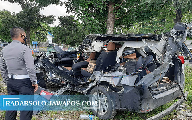 Kondisi mobil Toyota Innova yang rusak parah usai mengalami kecelakaan di jalan tol Solo-Semarang. (RAGIL LISTYO/RADAR SOLO)
