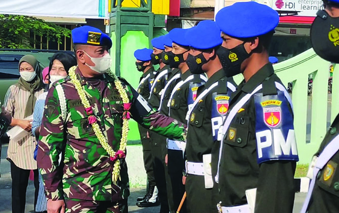 TINJAU PASUKAN: Komandan Polisi Militer Kodam (Danpomdam) IV/ Diponegoro, Kolonel Cpm Widyo Wahyono saat berkunjung ke Markas Denpom IV/4 Surakarta. (ISTIMEWA)
