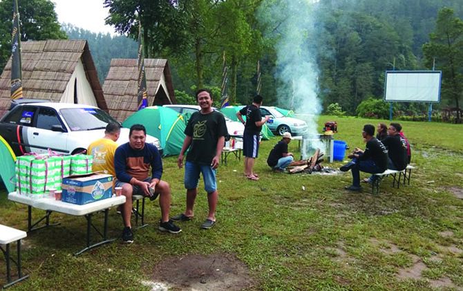 EKSPLORE WISATA: Sejumlah kendaraan era 90an saat melakukan camping di kawasan wisata Tawangmangu, Karanganyar, Minggu (30/5).  (ISTIMEWA)
