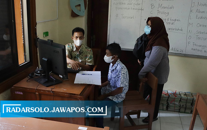 Calon peserta didik mengikuti konsultasi di SMPN 4 Surakarta, beberapa waktu lalu. (M. IHSAN/RADAR SOLO)