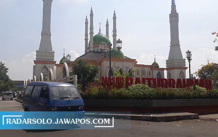 MEGAH: Masjid Agung Sukoharjo menjadi pusat dakwah dan kegiatan lainnya. (IWAN KAWUL/RADAR SOLO)