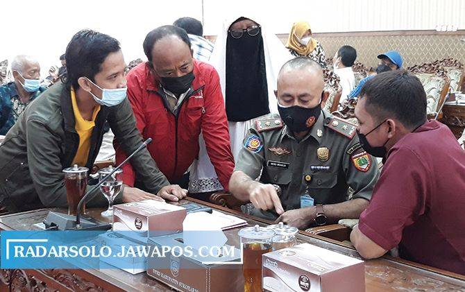 Sejumlah pedagang olahan daging nonpangan yang tergabung dalam PKL Guyub Rukun mengadu ke DPRD Sukoharjo, Senin (31/5).