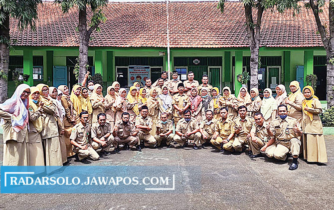 BERKOMPETN: Kepala dan guru MTsN 5 Karanganyar di halaman sekolah setempat. (ISTIMEWA)