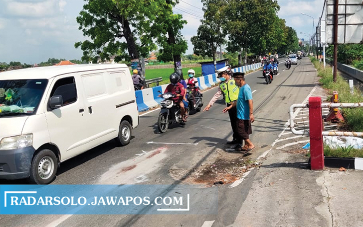 OLAH TKP: Lokasi kecelakaan yang menewaskan pengendara motor, Kamis (24/6). (IWAN KAWUL/RADAR SOLO)