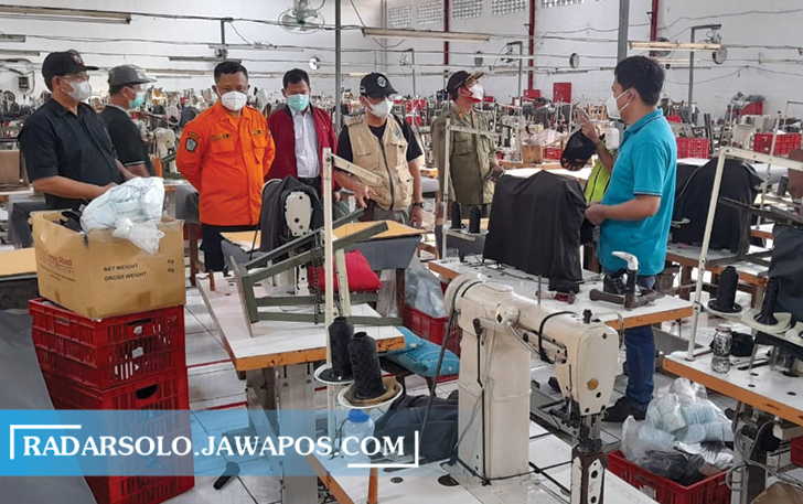 NEGOSIASI: Tim satgas temui manajemen pabrik sepatu di Jaten, kemarin. (RUDI HARTONO/RADAR SOLO)