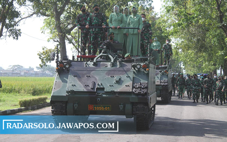 TERJUN LANGSUNG: Pangkostrad Letjen TNI Dudung Abdurachman di markas Batalyon Infanteri Mekanis Raider 413/Bremoro, Selasa (29/6) kemarin. (IWAN KAWUL/RADAR SOLO)
