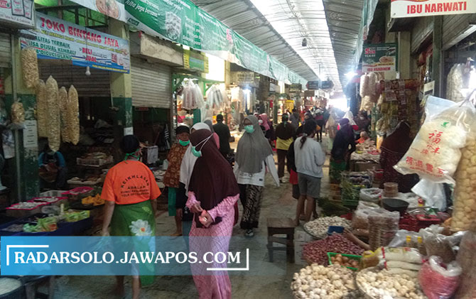 JADI PERHATIAN: Pasar Bunder Sragen Kota dan pasar tradisional lainnya akan disemprot disinfektan. Hal itu untuk mencegah penularan Covid-19. (AHMAD KHAIRUDIN/RADAR SOLO)