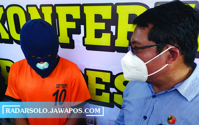 BEJAT: Tarmin (kiri) saat ditanyai oleh Kasat Reskrim Polres Wonogiri AKP Supardi di Mapolres Wonogiri pada Kamis (3/5). (IWAN ADI LUHUNG/RADAR SOLO)