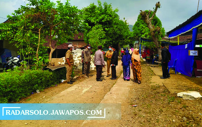 MONITORING: Petugas pantau lokasi hajatan di Kecamatan Tirtomoyo akhir bulan lalu. (IWAN ADI LUHUNG/RADAR SOLO)