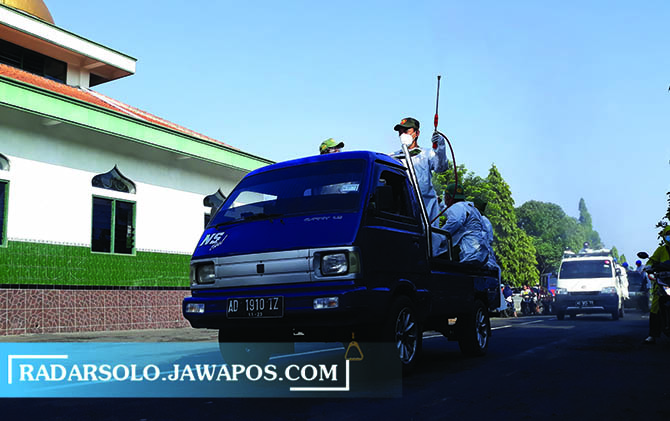 CEGAH PENULARAN: Satgas PPKM Mikro Desa Karangwuni, Kecamatan Polokarto semprot disinfektan di lingkungan desa setempat, kemarin (20/6). (IWAN KAWUL/RADAR SOLO)