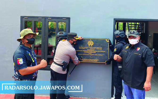 TEMPAT BERLATIH: Kapolres Wonogiri AKBP Christian Tobing memasang batu prasasti lapangan tembak, Sabtu (19/6) lalu. (IWAN ADI LUHUNG/RADAR SOLO)