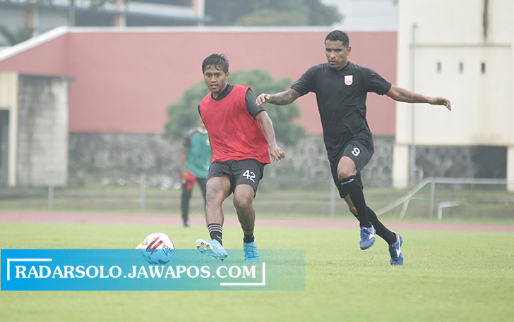 URUNG TAMPIL: Bomber andalan Persis Solo Alberto “Beto” Goncalves (kanan) dalam sesi latihan di Stadion UNS, belum lama ini. (OFISIAL PERSIS SOLO FOR RADAR SOLO)
