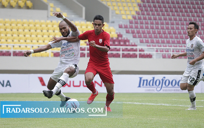 Winger Persis Solo Miftahul Hamdi (kanan) berebut bola dengan bek Bali United Leonard Tupamahu di Stadion Manahan, kemarin (16/6).