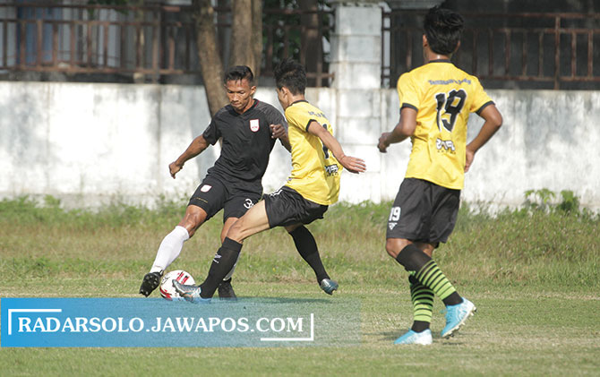 BERI BUKTI: Striker Persis Solo Assanur Rijal Torres dikawal pemain Persika Karanganyar dalam ekshibisi di Stadion RM Said, Rabu  (23/6). (OFISIAL PERSIS SOLO FOR RADAR SOLO)