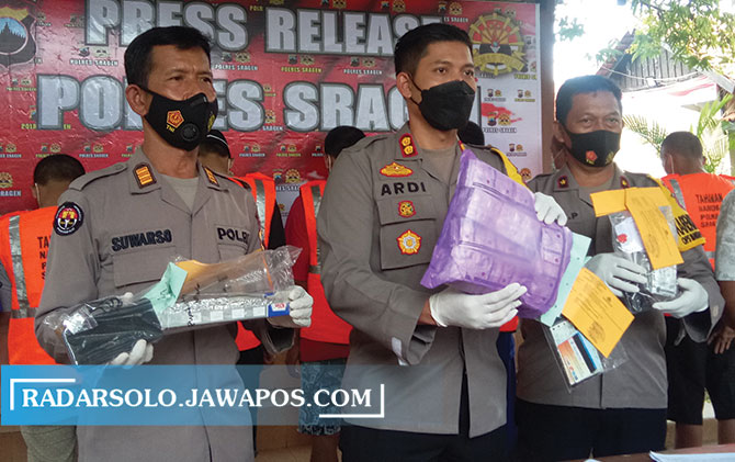 TANGKAPAN BESAR: Kapolres Sragen AKBP Yuswanto Ardi tunjukkan bukti peredaran obat berbahaya, kemarin (18/6). (AHMAD KHAIRUDIN/RADAR SOLO)