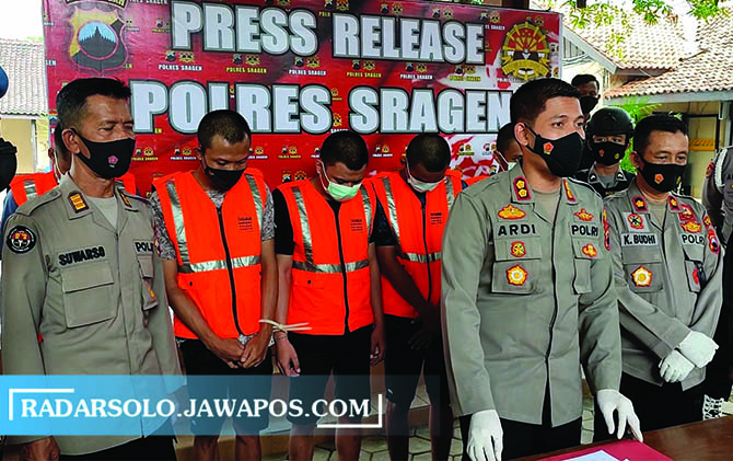 TANGKAPAN BESAR: Lima tersangka pengedar obat terlarang diamankan Polres Sragen. (AHMAD KHAIRUDIN/RADAR SOLO)