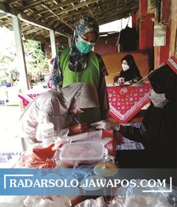 UJUNG TOMBAK: Kegiatan di Posyandu Mutiara Sari, Madyorejo RT 01 RW 01, Jetis, Sukoharjo belum lama ini. (IWAN KAWUL/RADAR SOLO)