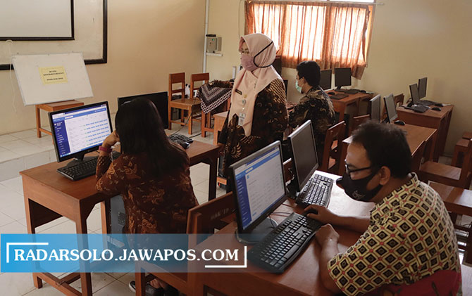 ILUSTRASI PPDB: Penerimaan peserta didik baru (PPDB) SMP untuk tengah kota di Kota Solo justru malah sedikit. (M IHSAN/RADAR SOLO)