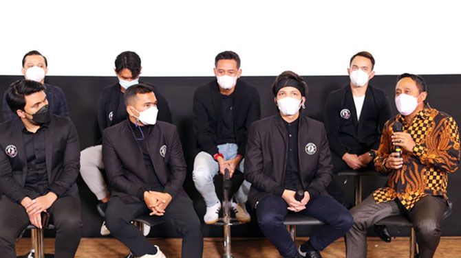 BERBURU PEMAIN: Atta Halilintar dan sejumlah pejabat klub dalam konferensi pers pergantian klub PSG Pati menjadi AHHA PS Pati. (PSG FOR RADAR KUDUS)