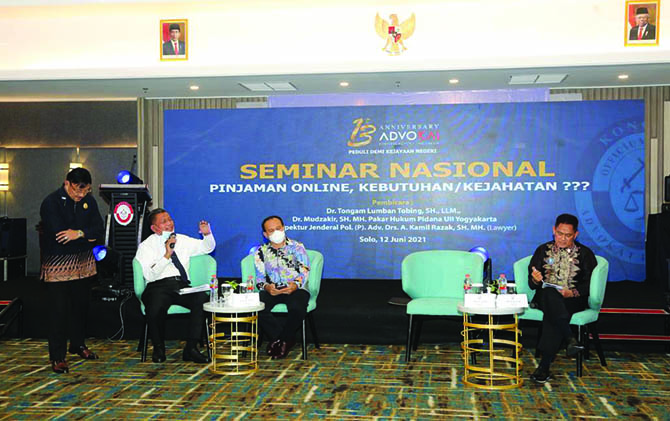 TOTALITAS: Seminar membahas masalah pinjaman online. (ISTIMEWA)