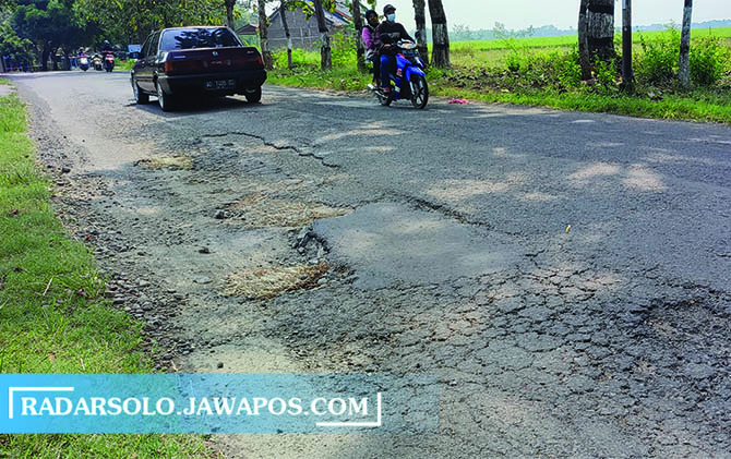 SEGERA DIPERBAIKI: Sejumlah kondisi jalanan di Kabupaten Sragen. (AHMAD KHAIRUDIN/RADAR SOLO)