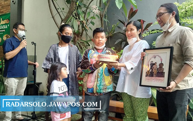 TETAP BERKARYA: Sruti Respati (dua dari kanan) dan rekan saat launching lagi Taiyou dan Bintang-Bintang, Jumat (18/6). (RYAN AGUSTIONO/RADAR SOLO)