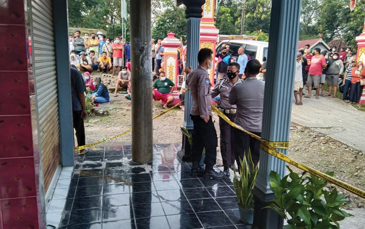 KORBAN ADALAH WANITA: Polres Wonogiri saat melakukan olah TKP di lokasi penemuan mayat di Sigereng RT 04 RW 06. Korban ternyata adalah K seorang wanita dan bukan SD seorang pria. (ISTIMEWA)