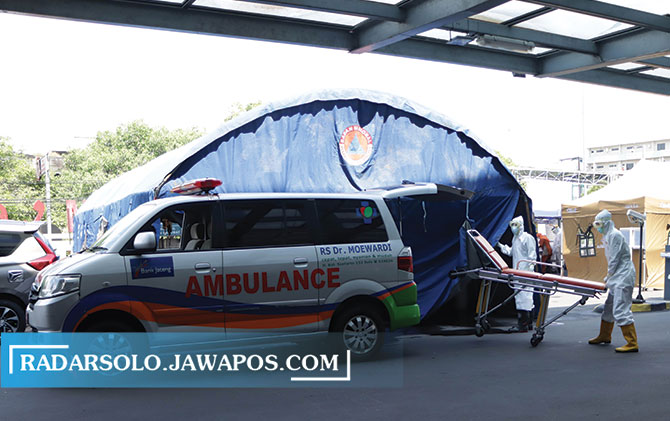 PERSIAPAN: Tenda darurat terpasang di RSUD Dr Moewardi Solo untuk antisipasi bila pasien Covid-19 membeludak, Rabu (23/6). (M. IHSAN/RADAR SOLO)