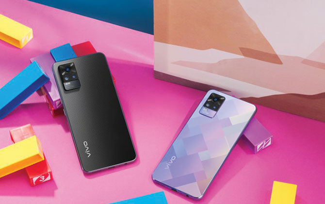 Vivo V21 versi reguler dihadirkan dalam dua pilihan warna. (ANTARA)