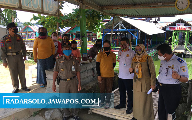 TINDAK TEGAS: Satpol PP Klaten bersama tim gabungan menyegel warung apung di Rowo Jombor, kemarin (28/6). (ANGGA PURENDRA/RADAR SOLO)