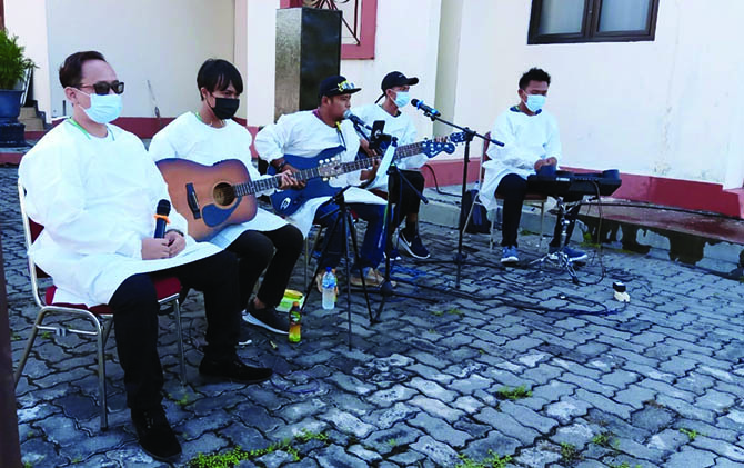 HIBUR PASIEN: Waton Ngakak Band tampil di Asrama Haji Donohudan, kemarin.  (WATON NGAKAK BAND FOR RADAR SOLO)