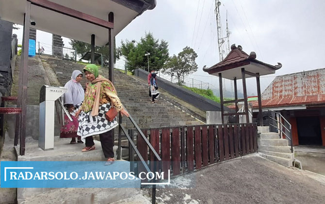 DISTERILKAN: Sejumlah wisatawan mengunjungi Candi Ceto, beberapa waktu lalu. BPCB Jaten tutup sementara wisata tersebut. (RUDI HARTONO/RADAR SOLO)