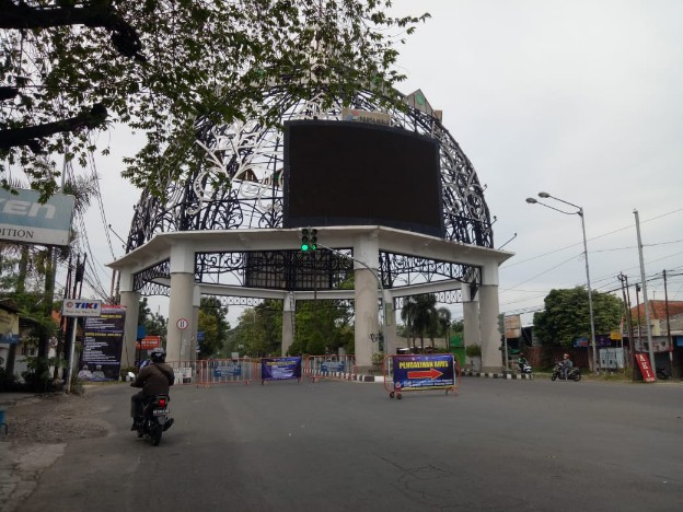 DIBUKA TOTAL: Pad perpanjangan PPKM Level 4 kali ini, jalan Adi Sucipto yang sebelumnya ditutup, kini dibuka tanpa batasan waktu (SILVESTER KURNIAWAN/RADAR SOLO)