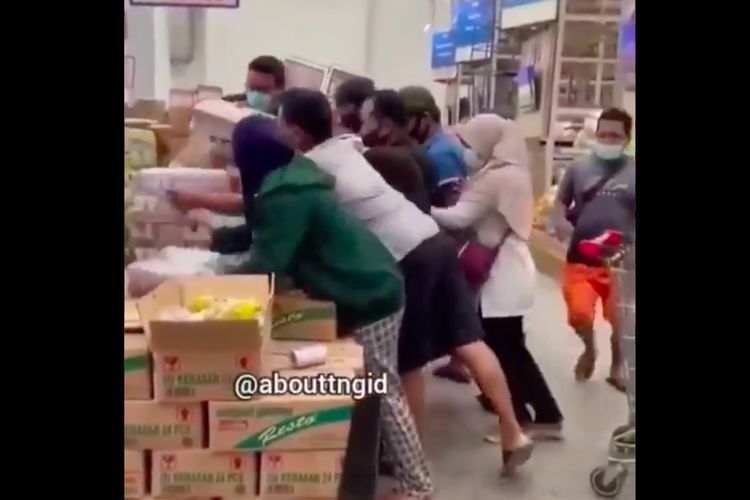 BERBURU SUSU: Tangkapan gambar dari video yang melihatkan warga berburu minuman susu beruang. (ISTIMEWA)