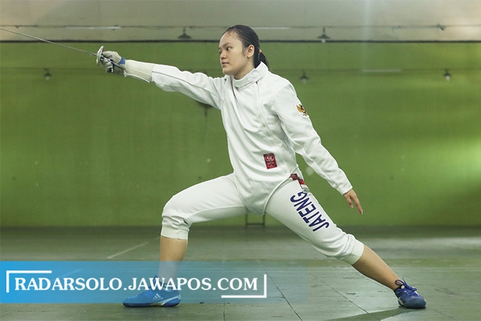 RUTIN: Putri Faradila berlatih di kampus UTP, kemarin (23/7). (M. IHSAN/RADAR SOLO)
